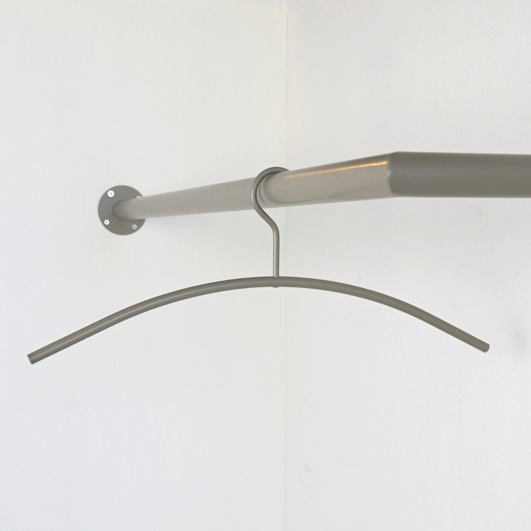 Banner; greige garderobestang