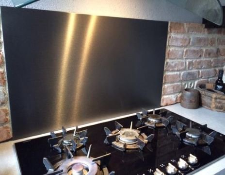 Een RVS achterwand op maat in de keuken
