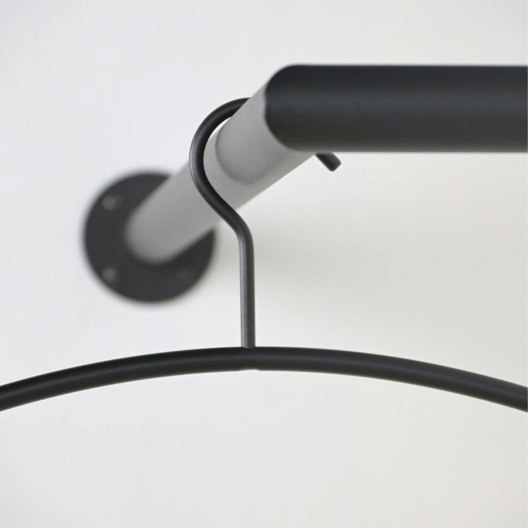 Zwarte kledinghanger