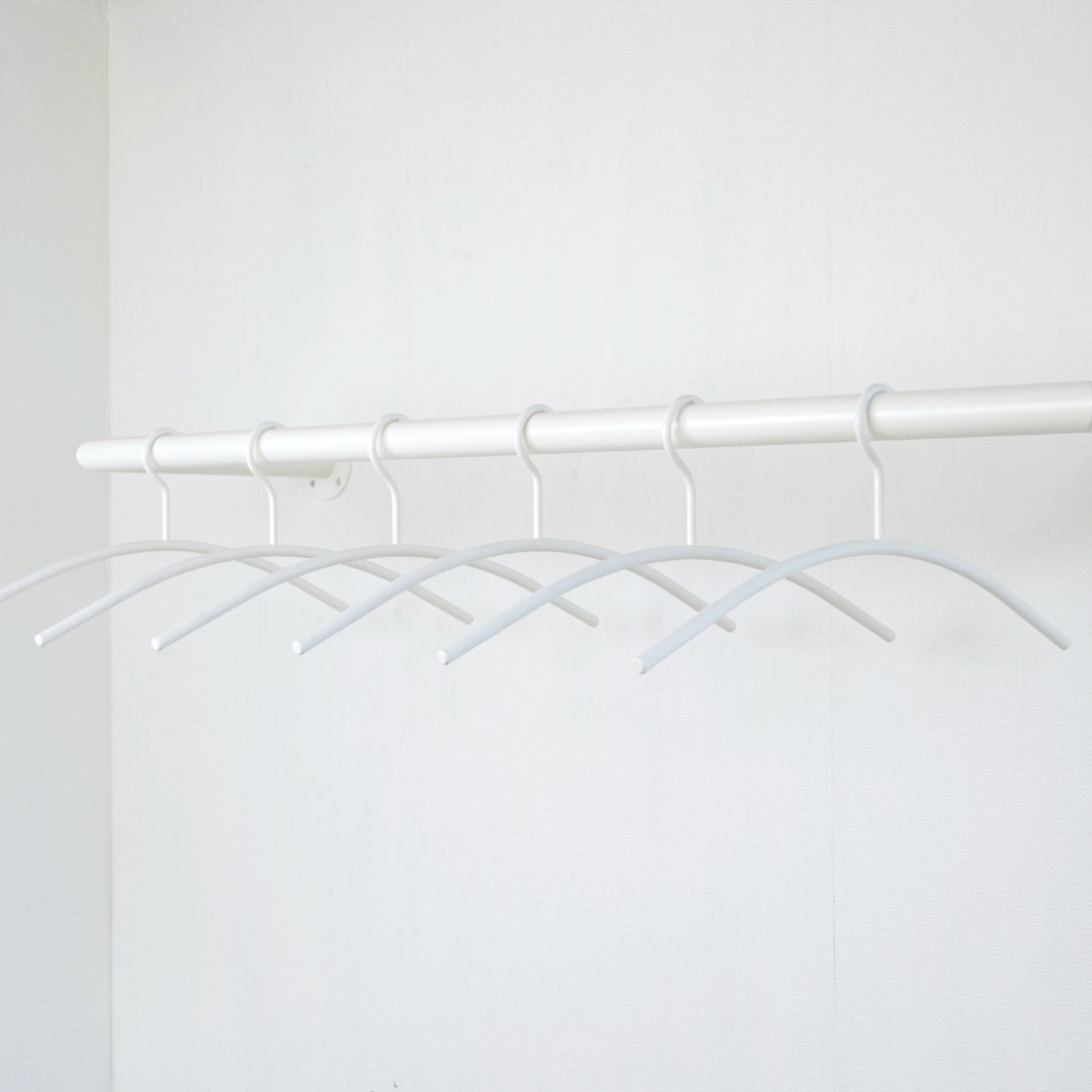 Witte kledinghanger
