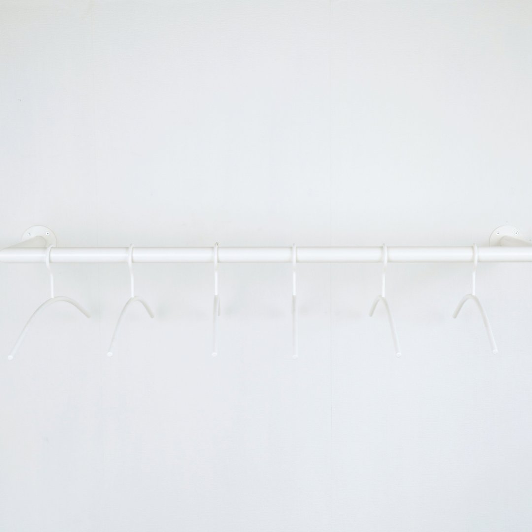 Witte kledinghanger