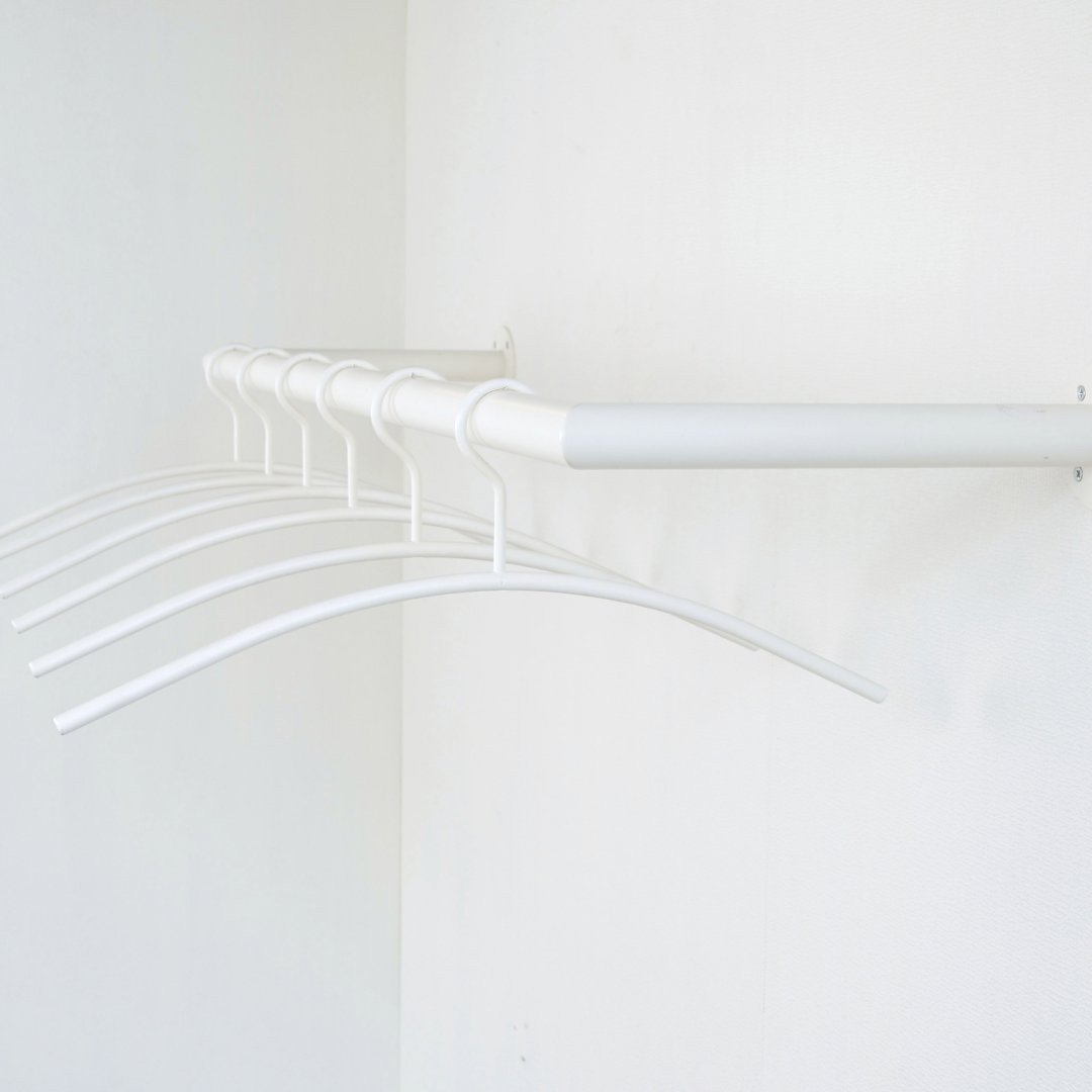 Witte kledinghanger