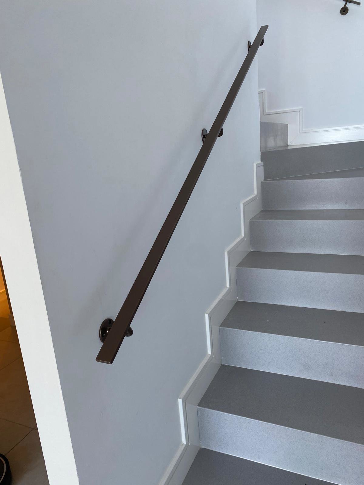 Gemonteerde zwarte trapleuning in interieur