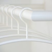Witte kledinghanger