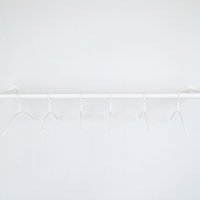 Witte kledinghanger